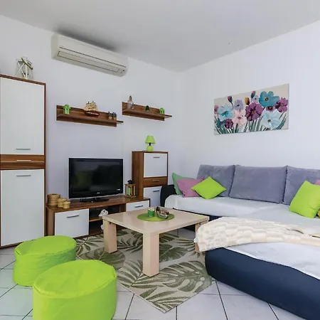 Three-bedroom In 아파트 *