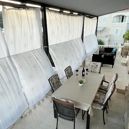 Three-bedroom In Appartement Slano