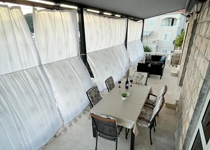 Three-bedroom In Apartament Slano