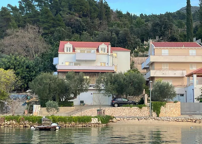 Three-bedroom In דירה